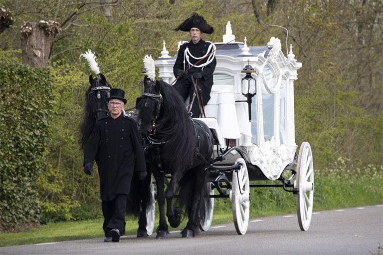 De historie van de uitvaartkoets